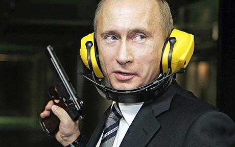 Vladimir Putin are foarte multe feţe,   este campion şi excelează în multe domenii: este judoka emerit,   vânător,   jucător de hochei,   pescar,   înotător,   şofer de curse,   pianist,   scafandru.