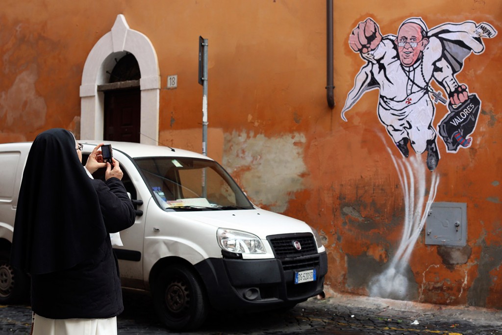 Grafitti înfăţişându-l pe “SuperPapa”,   pe un perete din Roma,   lângă Vatican.