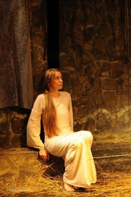 Eva Crișan,   în spectacolul Cealaltă Moarte a Ioanei d’Arc/Foto: Nicu Cherciu