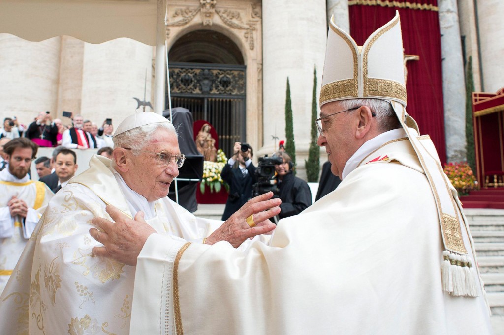 Potrivit presei internaţionale,   Jorge Mario Bergoglio ar fi fost ”în cărţi” şi la conclavul din 2005,   când a fost ales,   în final Joseph Ratzinger. Astfel,   se pare că ar fi obţinut zece voturi în primul tur de scrutin,   35 în al doilea şi 40 în al treilea. Papa Francisc a fost ales la conclavul din 2013 cu cel puţin 77 de voturi din 115. Conform unor surse ar fi întrunit consensul mai multor fracţiuni din conclav,   ceea ce a dus la alegerea sa cu peste 90 de voturi din totalul de 115.