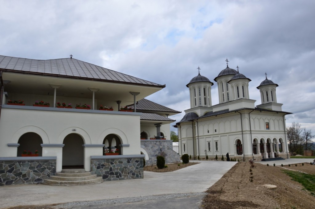  Mănăstirea Izvorul Tămăduirii de la Salva 