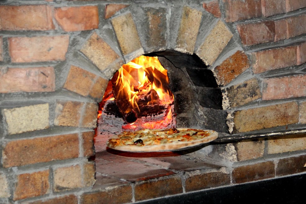 În cuptorul încălzit cu lemne, o pizza se coace timp de un minut și jumătate, maxim două, în funcție de cât de bine este încălzit