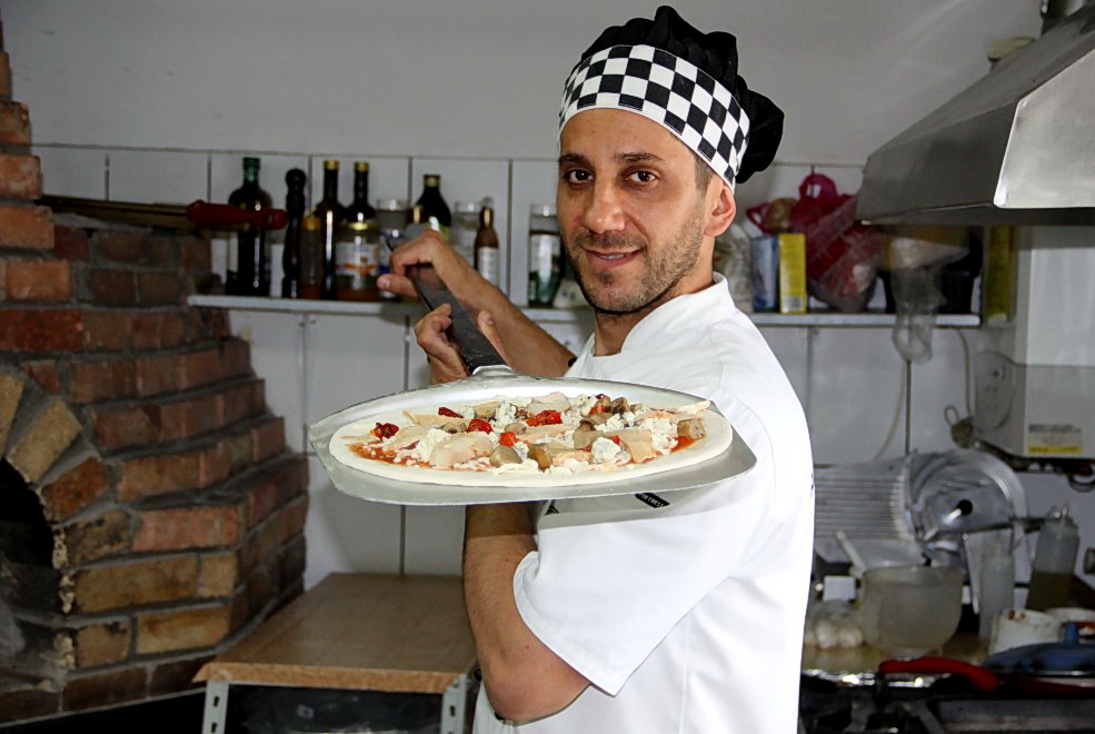 Pizza Padrino cu sos rosii, mozzarella, piept pui, rosii uscate, gorgonzola, pesto, hribe/Foto: Dan Bodea