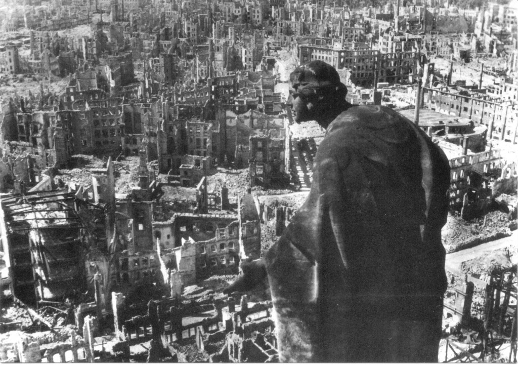 Bombardarea Dresdei de către RAF şi Forţele Aeriene ale Armatei Statelor Unite (USAAF),   între 13 şi 15 februarie 1945,   rămâne una dintre cele mai controversate operaţiuni ale celui de-al Doilea Război Mondial. 