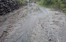 Ploile torenţiale au inundat mai multe drumuri şi gospodării din judeţul Cluj