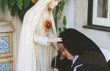 Călugăriţa Lucia dos Santos,   cea care a vorbit cu Fatima,   copilă fiind cu Feciara Maria. Aici,   la bătrânețe,   într-un moment de rugăciune la statuia Fecioarei