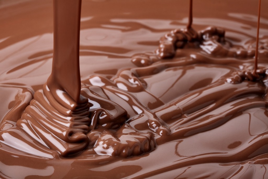 Aztecii au numit băutura obţinută din boabele de cacao „Xocolatl”; conchistadorii spanioli au găsit această denumire aproape imposibil de pronunţat,   deci au transformat-o în „chocolat”,   ca,   mai apoi,   englezii să o schimbe în „chocolate”.