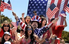 Peste 300 de milioane de americani sărbătoresc pe 4 iulie Ziua Naţională a SUA,   cu mare fast prin parade,   focuri de artificii,   concerte,   picnicuri,   concursuri de mâncat hot-dog şi multă bere,   pe tot cuprinsul celor 50 de state.