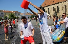 FOTO/ Bătaie cu apă în centrul Clujului: Marea spălăceală