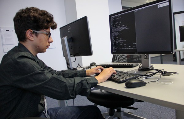„La școală,   informatica se face pe tablă și în caiet. În felul ăsta nimeni nu înțelege și învață pentru că trebuie”. Andrei G.,   17 ani / Foto: Dan Bodea 