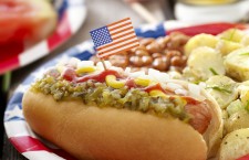 Rezultatelele unui studiu realizat recent arată că americanii mănâncă aproximativ 20 de miliarde de hot dogs pe an. Pentru a sărbători acest preparat mult iubit,   în fiecare an,   pe 23 iulie,   în New Orleans şi alte oraşe americane au loc diverse parade şi carnavaluri.