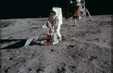 Peste 8.400 de fotografii din misiunile NASA pe Lună au fost publicate pentru prima oară