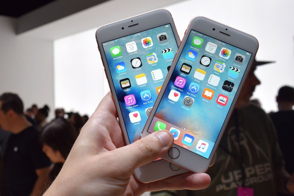 Apple a anunţat că a vândut peste 13 milioane de telefoane iPhone 6S şi iPhone 6S Plus,   în primele trei zile de la lansarea acestor modele pe piaţă. 