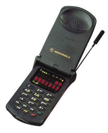 Telefonul mobil a fost dezvoltat în anul 1973,   în SUA,   deşi existau deja diverse concepte,   planuri şi prototipuri,   încă de la începutul secolului 20. În data de 3 aprilie 1973,   Martin Cooper,   unul dintre managerii companiei americane Motorola,   a fost prima persoană care a iniţiat un apel de pe telefonul mobil – acesta l-a sunat pe Joel Engel,   marele său rival de la Bell Labs (actual Alcatel-Lucent). 