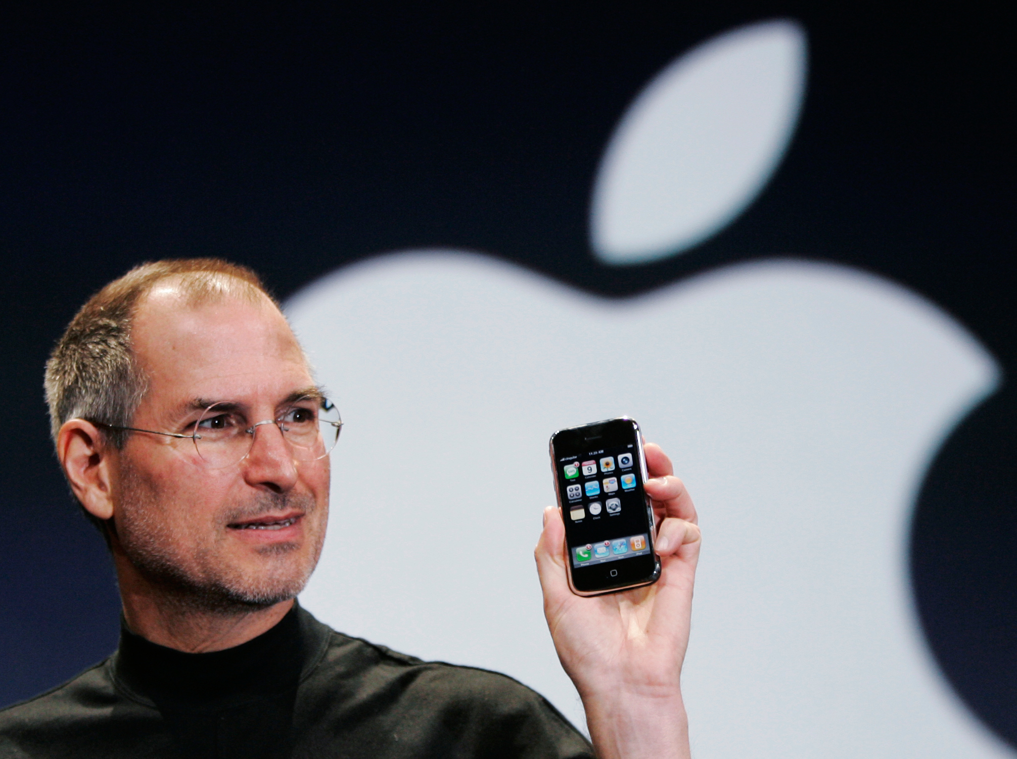 O adevărată revoluţie în domeniul telefoanelor mobile s-a produs în anul 2007,   odată cu lansarea primului iPhone,   de către americanii de la Apple,   conduşi de celebrul Steve Jobs. Evenimentul de lansare a fost cel mai mediatizat din istoria telefoanelor mobile. 