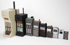 În cele peste trei decenii de la apariţie,   telefoanele mobile au evoluat foarte mult,   atât în privinţa formei,   cât şi a tehnologiei.