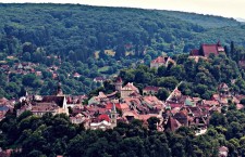 Natura sălbatică din zona muntoasă,   schiul la Poiana Braşov şi Păltiniş,   bisericile fortificate de la Viscri şi Biertan,   şi Sighişoara,   locul naşterii lui Dracula – toate sunt incluse în prezentarea Lonely Planet dedicată Transilvaniei.