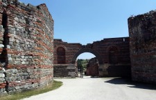 O vizită în Serbia locuită de „rumâni” - antica Dacia Ripensis - unde împăratul roman Galerius și-a zeificat mama de origine dacică și unde a construit un palat cu numele ei,   inclus în 2007 în Patrimoniul Mondial.