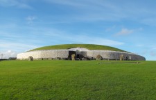 Mai vechi decât Stonehenge,   Newgrange nu este la fel de notoriu,   dar este la fel de enigmatic