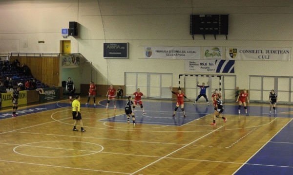 Un singur arbitru a oficiat meciul dintre "U" Alexandrion Cluj şi Măgura Cisnădie,   fapt unic în handbalul feminin românesc / Foto: Dan Bodea