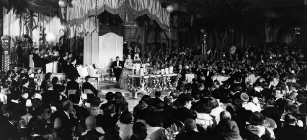 Prima ceremonie de decernare a premiilor Academiei a avut loc pe 16 mai 1929 la hotelul Hollywood Roosevelt,   însă a decurs fără surprize: numele premiaţilor se cunoşteau încă din 18 februarie.