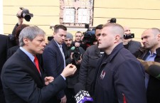 Dacian Cioloș,   în dialog cu un clujean (Foto: Dan Bodea)