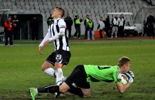 În puţinele ocazii când au ajuns "periculos" în careul Unirii Tărlungeni,   fotbaliştii Universităţii Cluj s-au pierdut cu firea,   iar tabela de marcaj a rămas imaculată până la final / Foto: Dan Bodea