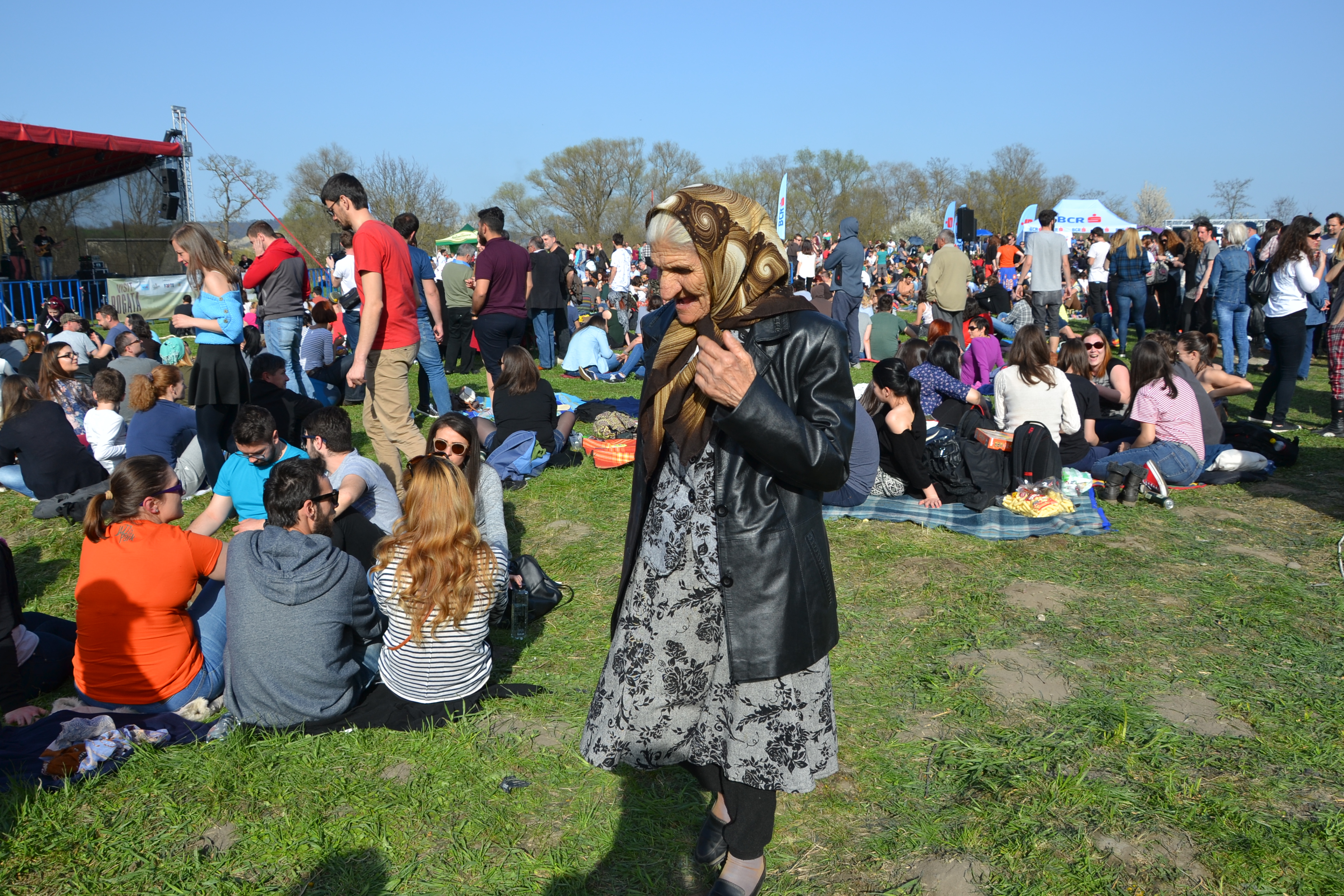 Nici localnicii nu au lipsit de la festival. Dacă unii au venit doar să ia pulsul evenimentului,   alții au rămas până aproape de final / Foto: Maria Man 