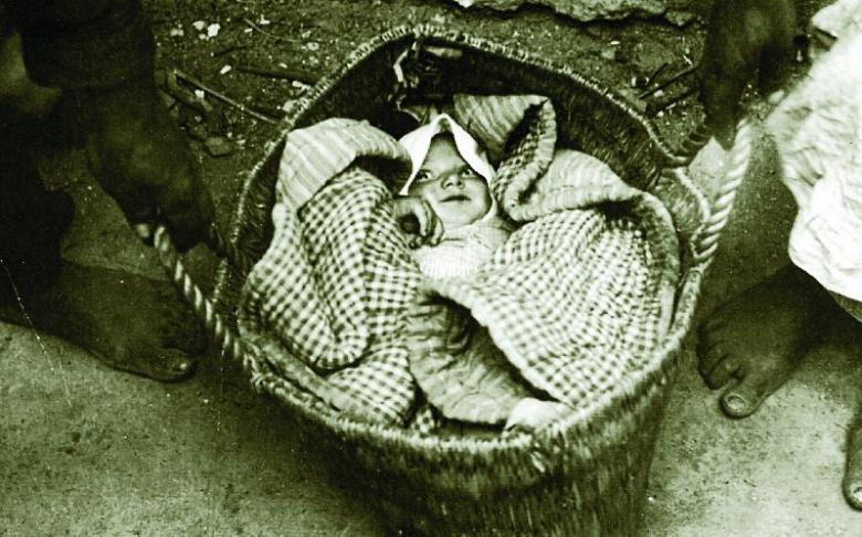 Bebeluș în coș/ Foto: Iosif-Berman