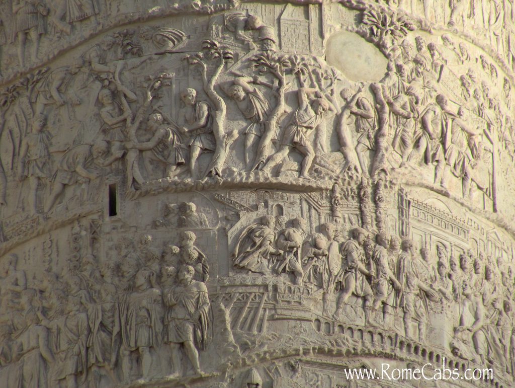 Friza Columnei este lungă de 200 de metri,   cu 123 de scene şi peste 2500 de figuri. Scenele sunt grupate tematic şi cronologic,   înfăţişând primul război dacic,   cel din 101-102,   perioada de pace,   când s-a construit podul de la Drobeta,   şi al doilea război,   cel din 105-106,   terminat cu pax romana (pacea instaurată de romani). 