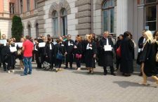 Marșul Tăcerii: zeci de avocați clujeni au manifestat în fața Curții de Apel