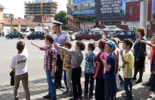 „Aventurile lui Zebrilă”: elevii clujeni au „monitorizat” traficul,   împreună cu poliţiştii de la Serviciul Rutier