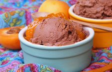 Reţeta săptămânii: Înghețată de ciocolată cu caise