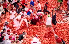 La Tomatina – nebunia,   distracția și sucul de roșii