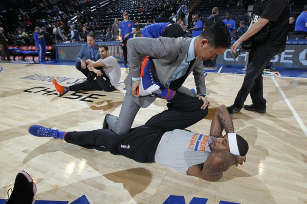 Erwin Valencia,   alături de superstarul lui Knicks,   Carmelo Anthony,   înaintea unui meci la Madison Square Garden Foto: interaksyon.com