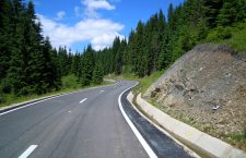 Se pregăteşte lista cu cei 500 de kilometri de drumuri judeţene ce vor fi reabilitate din creditul de 50 de milioane de euro
