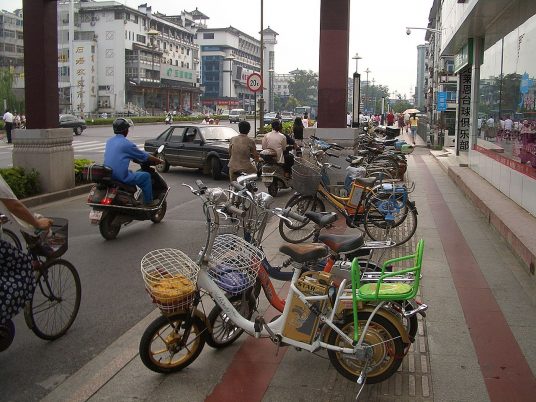 Bicicletele electrice sunt foarte populare în China