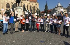 Voluntarii Festivalului Internațional de Carte Transilvania au împărțit 3.000 de pachete cu cărți clujenilor