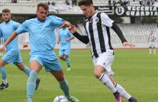 Moșuți (foto,   în alb și negru) a marcat în minutul 14 al meciului cu Olimpia Gherla,   golul care a dus echipa universitară pe primul loc în Liga a IV-a Cluj / Foto: Dan Bodea