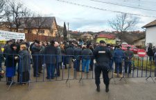 Peste 300 de persoane au protestat față de amplasarea unor separatoare pe un drum național