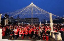 Peste 450 de alergători îmbrăcați în haine de Moș Crăciun au participat la un cros caritabil