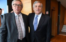 Jean-Claude Juncker și Antonio Tajani (dreapta)