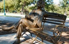Statuia scriitorului Mark Twain din Trinity Park, Fort Worth (Texas)
