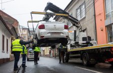 La Cluj a început ridicarea maşinilor parcate ilegal