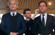 Premierul Olandei, Mark Rutte (dreapta) și liderul populist de dreapta Geert Wilders, înaintea unei dezbateri televizate | Foto: (c) Yves Herman