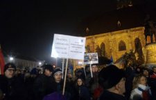 200 de clujeni au protestat iar în Piaţa Unirii