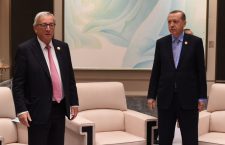 Relațiile dintre UE și Turcia intră într-o eră glaciară. În imagine, președintele Comisiei Europene, Jean-Claude Juncker (stânga), și președintele turc, Recep Tayyip Erdoğan, fotografiați anul trecut împreună, la summitul G20 din China. | Foto: Etienne Ansotte © Uniunea Europeană