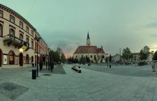 Latura vestică a Pieţei Unirii s-a transformat în zonă pietonală. S-au montat şi chioşcurile “de lux”