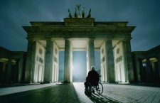 Helmut Kohl în fața Porții Brandenburg, fotografiat în 2014, la 25 de ani de la căderea Zidului Berlinului. Din 2008, fostul cancelar a fost imobilizat într-un scaun cu rotile | Foto: imgur.com