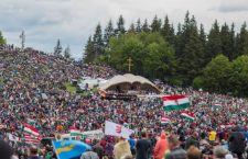 1.000 de pelerini din Budapesta, întâmpinaţi în Gara Cluj cu steaguri şi pogăcele
